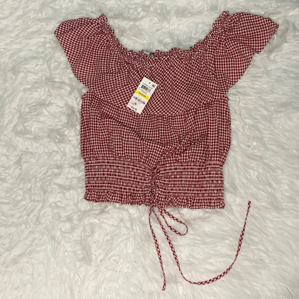 Cute crop top off the shoulder.